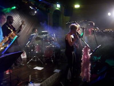 Een Swingende Soul & Disco party band met 2 zangeressen!