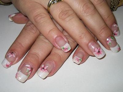 Pedicure, acrylnagels en mooie sieraden.