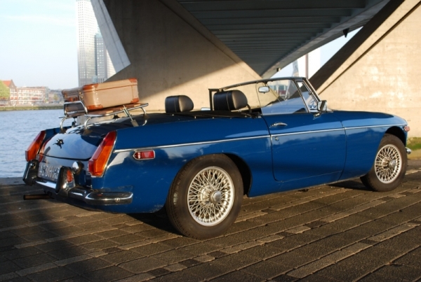 MG B - blauw - zelf rijden, alle km's vrij!