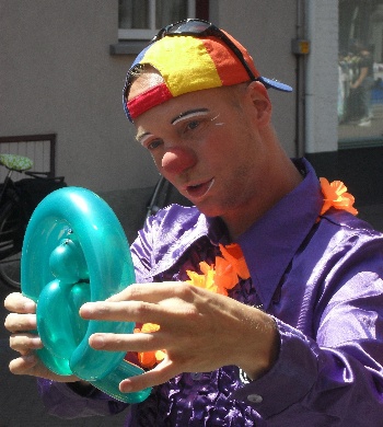 TOPCLOWNS HUREN< KINDERSHOWS< KOMISCHE ACT>ENTERTAINMENT WINKELCENTRUM>BALLONNENCLOWN