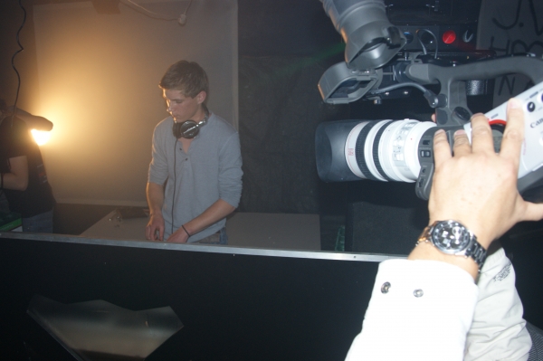 Goedkoop DJ inhuren. DJ. VINZENT, uw feest, mijn zorg!