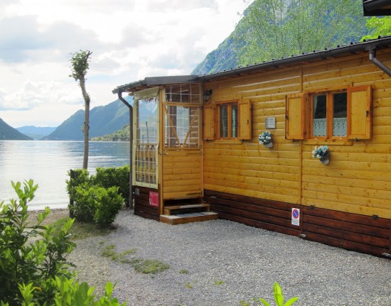 Twee mooie houten chalets DIRECT aan het meer van Lugano in Porlezza, Italië — foto 1
