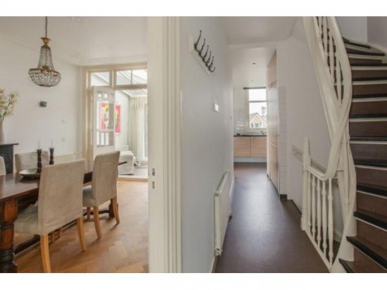 Te huur: Zeer luxe en ruim 4 kamer appartement. Serre met open keuken.