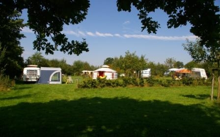 Duurzaam klimaatneutraal kamperen op een klein natuurkampeerterrein in Hooghalen, Drenthe