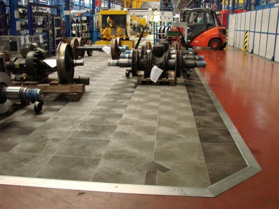 Vloeistofdichte vloer, PVC, industriele bedrijfsvloer, tegelvloer, NVT Benelux BV — foto 1
