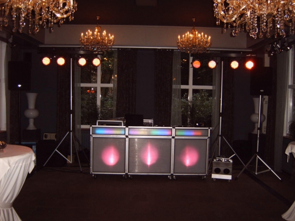 Www.drive-inshows.nl voor de beste drive-in shows en deejays
