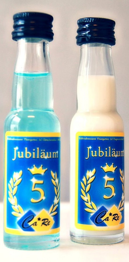 Promotie door miniatuur flesjes drank. Met gratis met eigen etiket. — foto 1