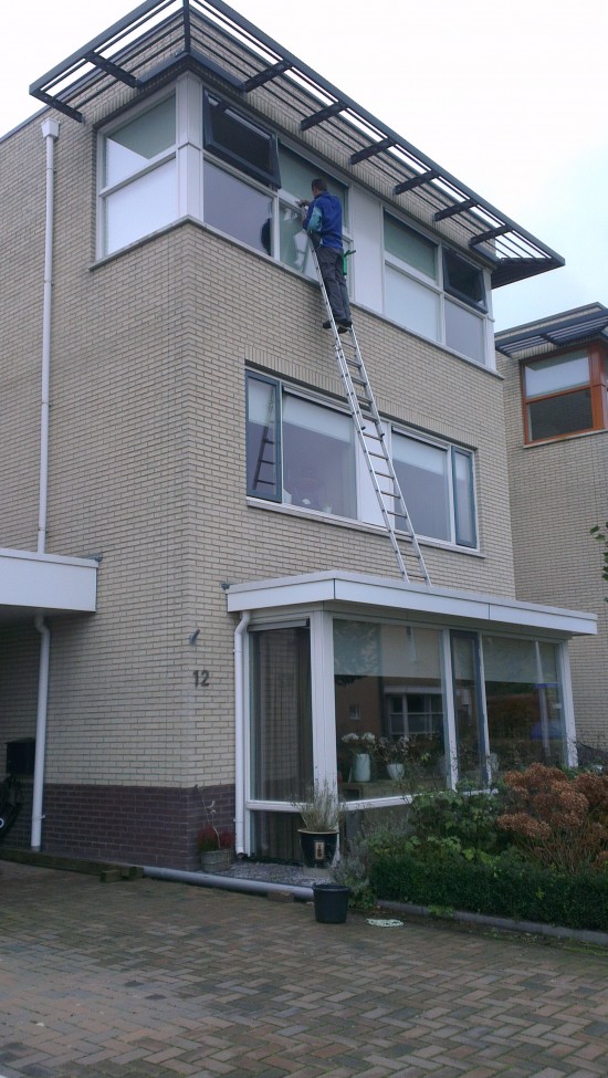 De glazenwasser die standaard ook de kozijnen schoonmaakt