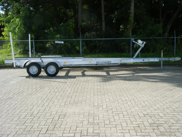 Nieuwe aluminium trailer met Nederlands kenteken.