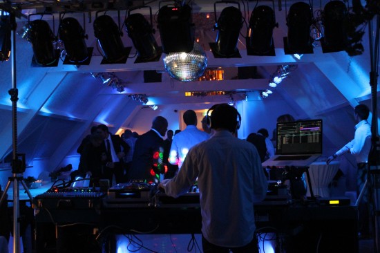 Op zoek naar een drive-in show met DJ's die jouw muziek draaien?