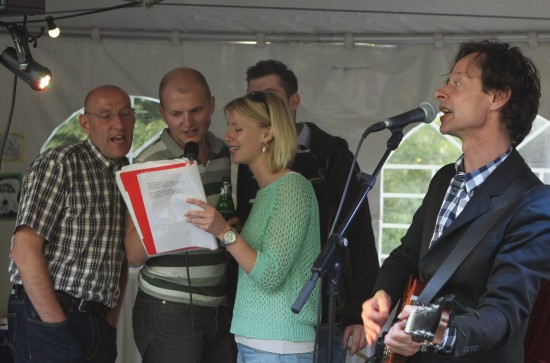 Gitarist Zanger Troubadour voor feest café of diner. — foto 2