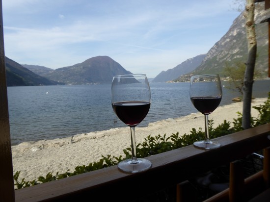 Twee mooie houten chalets DIRECT aan het meer van Lugano in Porlezza, Italië — foto 2