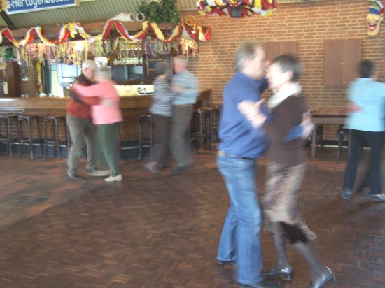 GRATIS Ouderwetse stijldansmiddag in zorgcentrum, senioren DJ, heerlijk muziek en dansfeestje — foto 2