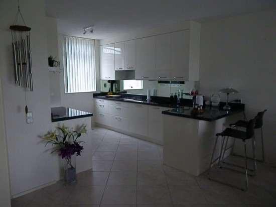 Wat een laagje verf wel niet doet met een keuken! Spuiterij Dordrecht — foto 3