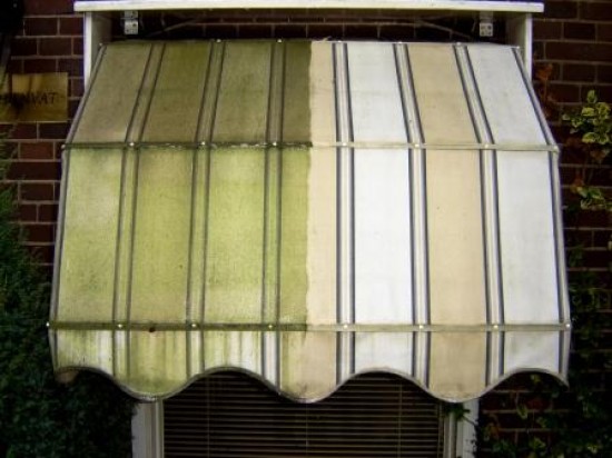 Schoonmaken zonnescherm Groene aanslag markies reinigen is ONS VAK. — foto 3