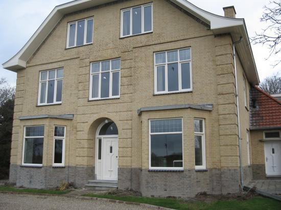 Duurzame gevelreinging met waterdruk biologisch afbreekbaar middelen met behoud van voegen als nieuw — foto 3